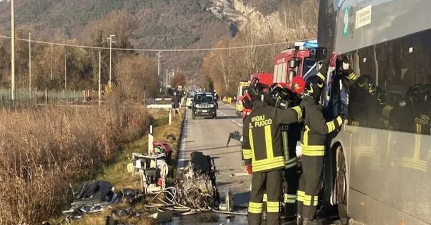 Italia. Schianto tremendo, auto contro bus di studenti. È tragedia