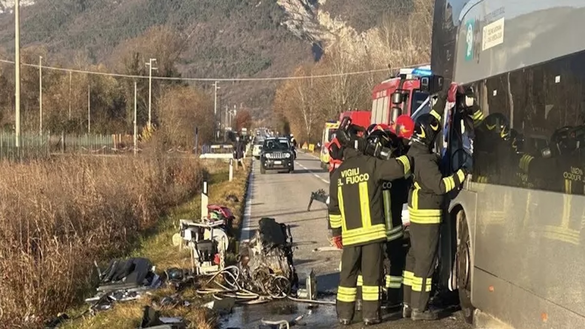 Italia. Schianto tremendo, auto contro bus di studenti. È tragedia Screenshot