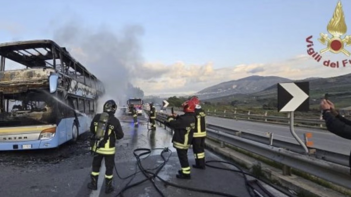 Terribile incendio in autostrada, pullman carico di persone prende fuoco. La situazione Screenshot