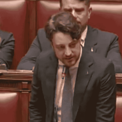 Alberto Stefani si dimette da deputato per guidare il Veneto: “Evviva il Veneto, viva San Marco”. Il video dall’Aula