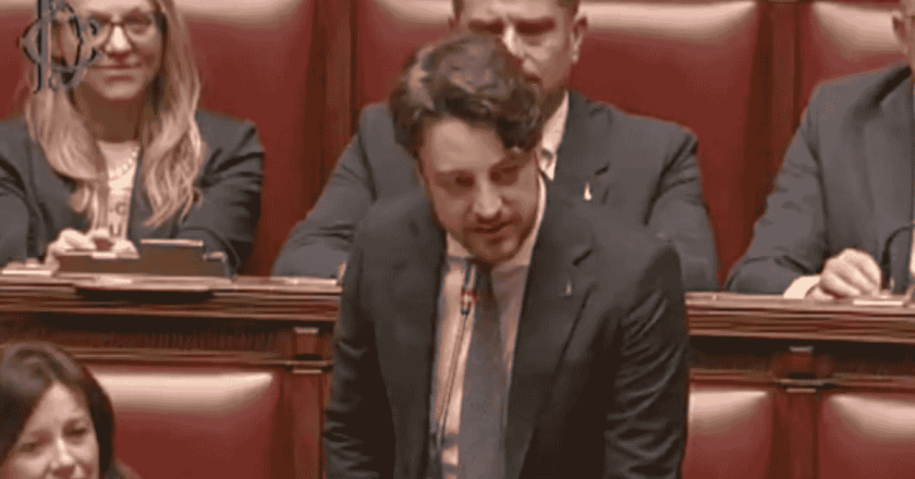 Alberto Stefani si dimette da deputato per guidare il Veneto: “Evviva il Veneto, viva San Marco”. Il video dall’Aula