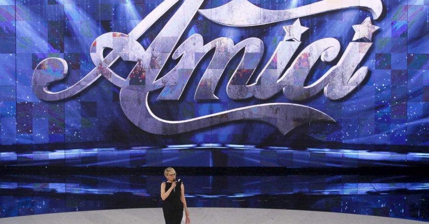 Amici, terribile lutto per l’ex protagonista: “Morto all’improvviso”. tutti sotto choc