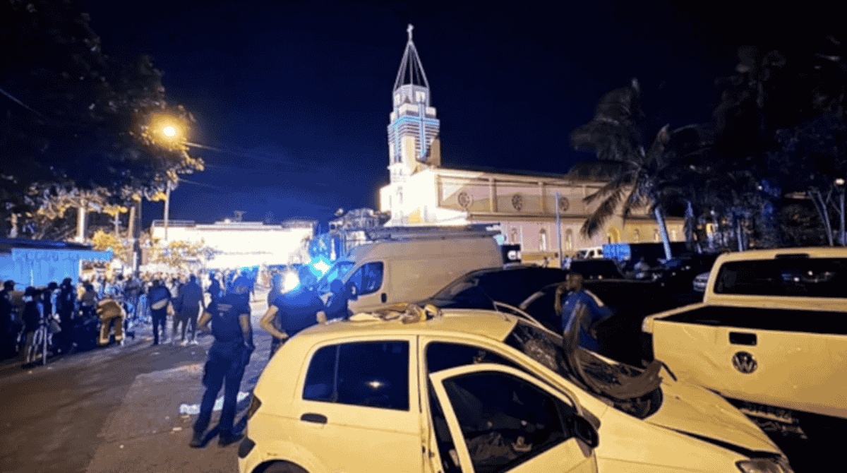 Auto sulla folla ai mercatini di Natale: almeno 10 morti e decine di feriti, anche bambini Auto sulla folla ai mercatini di Natale: almeno 10 morti e decine di feriti, anche bambini