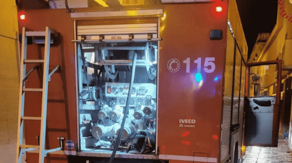 Esplosione in garage: strada chiusa, auto sbalzata fuori e residenti in fuga