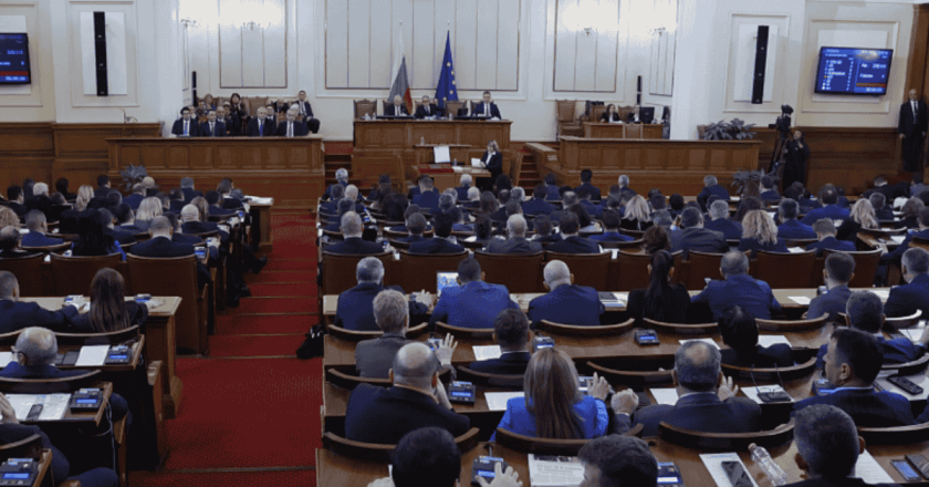 Bulgaria nel caos: il governo si dimette sotto le proteste anticorruzione a tre settimane dall’ingresso nell’eurozona