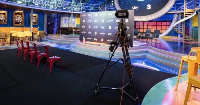 “Crollata a terra dalla scale”, la presentatrice finisce così! Che volo!​