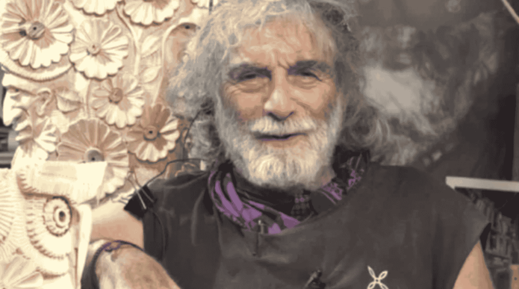 Mauro Corona operato al ginocchio: si presenta in studio con le stampelle a È sempre Cartabianca. Come sta davvero