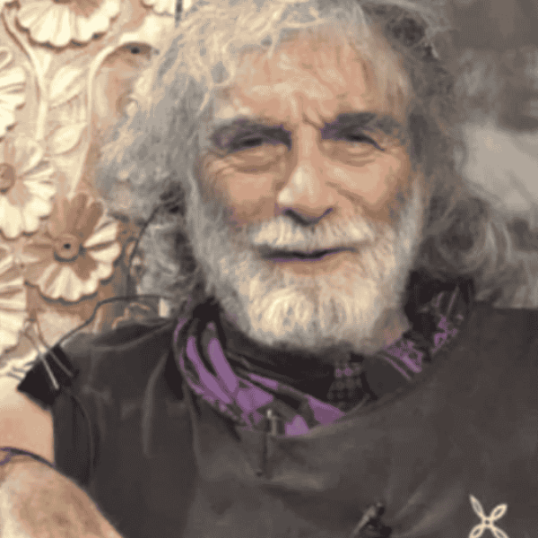 Mauro Corona operato al ginocchio: si presenta in studio con le stampelle a È sempre Cartabianca. Come sta