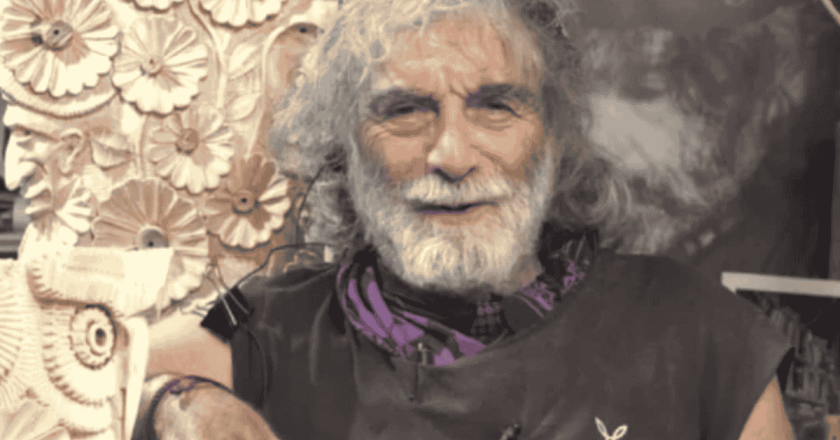 Mauro Corona operato al ginocchio: si presenta in studio con le stampelle a È sempre Cartabianca. Come sta