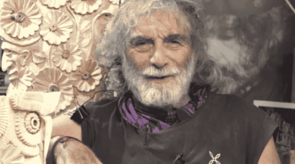 Mauro Corona operato al ginocchio: si presenta in studio con le stampelle a È sempre Cartabianca. Come sta Mauro Corona operato al ginocchio: si presenta in studio con le stampelle a È sempre Cartabianca. Come sta davvero