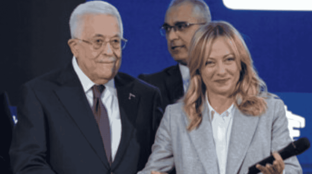 Atreju, standing ovation per Abu Mazen: Meloni lo abbraccia sul palco e attacca le “falsità” sul governo Atreju, standing ovation per Abu Mazen: Meloni lo abbraccia sul palco e attacca le “falsità” sul governo