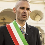 Mazzetta da 560 euro per un incarico pubblico: il sindaco indagato per corruzione