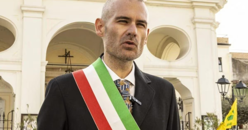 Mazzetta da 560 euro per un incarico pubblico: il sindaco indagato per corruzione