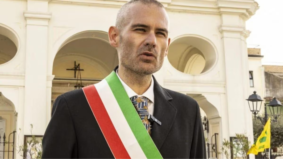 Mazzetta da 560 euro per un incarico pubblico: il sindaco indagato per corruzione Mazzetta da 560 euro per un incarico pubblico: il sindaco indagato per corruzione