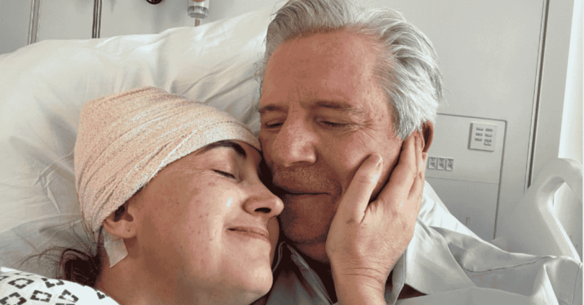 Addio a Sophie Kinsella, morta a 55 anni la regina di “I Love Shopping”: la famiglia conferma «Tumore al cervello»