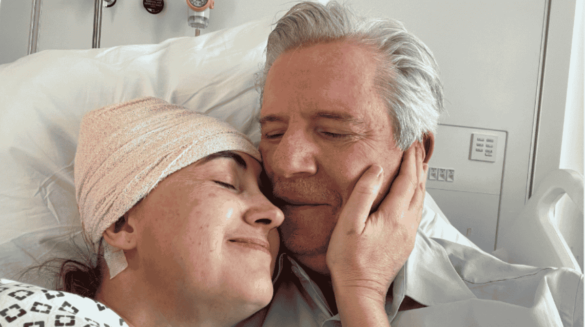 Addio a Sophie Kinsella, morta a 55 anni la regina di “I Love Shopping”: la famiglia conferma «Tumore al cervello»