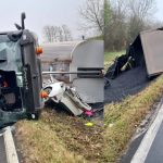 Tir carico di asfalto si ribalta, la tragedia disumana: mamma muore schiacciata