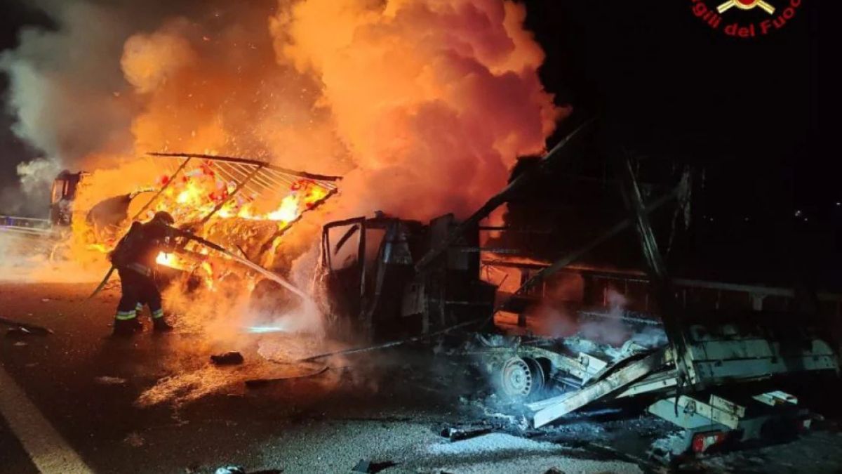 “Morti tra le fiamme”. Incendio in autostrada, inferno in Italia: spaventoso “Morti tra le fiamme”. Incendio in autostrada, inferno in Italia: spaventoso
