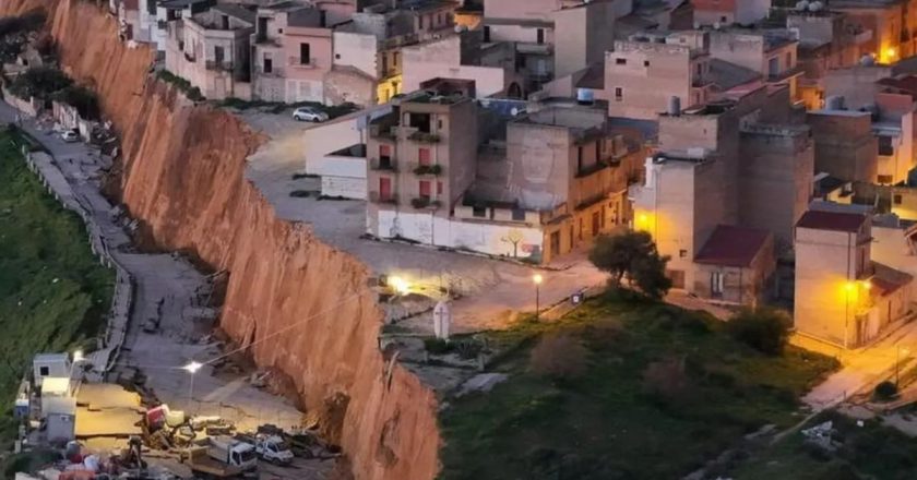 Frana a Niscemi, 1500 persone evacuate: si allarga la zona rossa