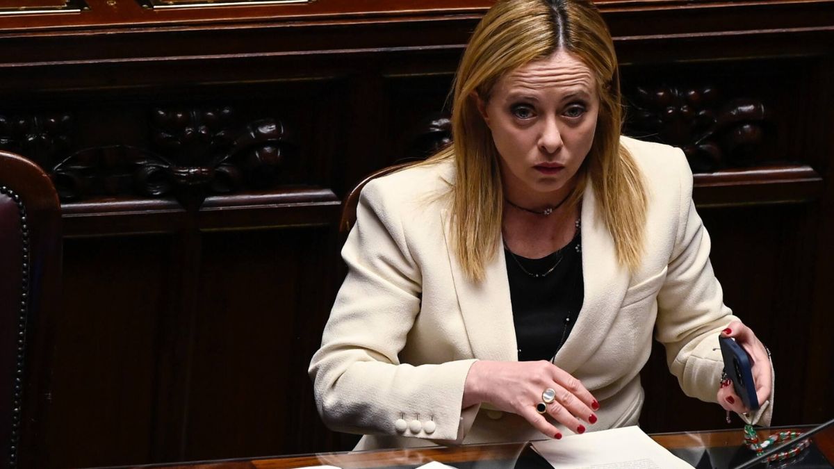 Lite alla Camera, M5s e Avs contro Giorgia Meloni: “Venga in Aula”. Esplode la rissa Giorgia Meloni