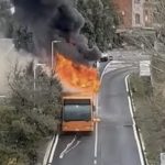 Scuolabus carico di studenti prende fuoco in Italia. Strada chiusa, soccorsi sul posto