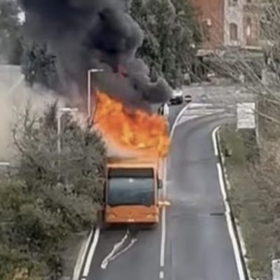 Scuolabus carico di studenti prende fuoco in Italia. Strada chiusa, soccorsi sul posto