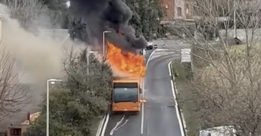 Scuolabus carico di studenti prende fuoco in Italia. Strada chiusa, soccorsi sul posto
