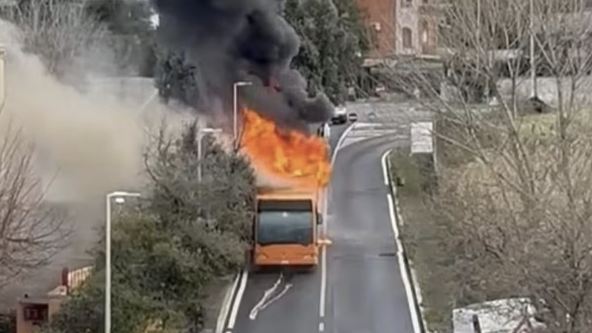 Scuolabus carico di studenti prende fuoco in Italia. Strada chiusa, soccorsi sul posto incendio bus