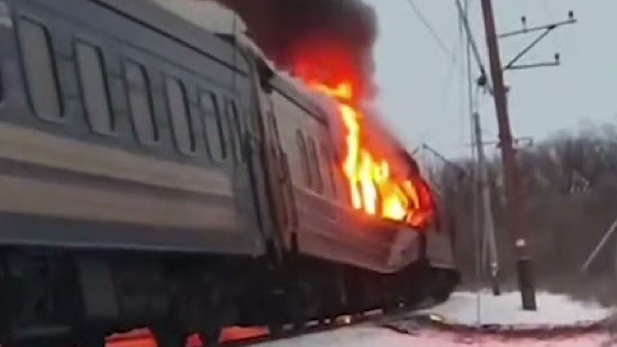 Ucraina, droni russi colpiscono un treno passeggeri: bilancio gravissimo Tragedia sui binari, treno salta in aria. È strage