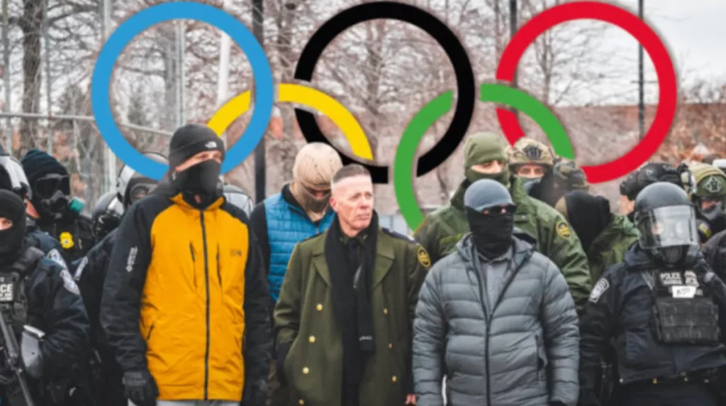 <p><strong>La presenza di agenti statunitensi legati all’ICE alle Olimpiadi di Milano-Cortina ha acceso uno scontro politico e mediatico che ha costretto il governo a intervenire.</strong> Dopo giorni di comunicazione confusa, conferme parziali e smentite incrociate, dal Viminale è arrivato un chiarimento ufficiale che punta a ridimensionare la portata della notizia.</p> <p>Il tema è diventato particolarmente sensibile a causa delle recenti polemiche internazionali sull’Immigration and Customs Enforcement, l’agenzia americana finita al centro delle critiche per l’uso della forza e per episodi di violenza documentati negli Stati Uniti. Proprio questo contesto ha alimentato timori e proteste in Italia, soprattutto dopo l’annuncio della possibile presenza di rappresentanti dell’ICE durante i Giochi invernali.</p> <h2>Il nodo politico e la comunicazione contraddittoria</h2> <p>La gestione della vicenda da parte dell’esecutivo non è stata lineare. In un primo momento, il presidente della Regione Lombardia ha confermato l’arrivo di agenti americani. Successivamente, il ministro dell’Interno ha corretto il tiro, parlando di un ruolo limitato e non operativo. A chiudere il cerchio è stata infine una conferma arrivata direttamente dall’ICE, che ha reso necessario un chiarimento istituzionale definitivo.</p> <p>Un chiarimento che, secondo il governo, dovrebbe essere ribadito formalmente anche in Parlamento, quando il ministro dell’Interno riferirà in Aula a ridosso dell’inizio delle Olimpiadi.</p> <h2>Chi sono davvero gli agenti dell’ICE che arriveranno in Italia</h2> <p>Secondo quanto spiegato dal Viminale, <strong>non arriveranno in Italia agenti impegnati nelle operazioni di controllo e repressione dell’immigrazione negli Stati Uniti</strong>. Non si tratterà quindi del ramo più discusso dell’ICE, quello che opera nelle strade americane.</p> <p>Gli uomini che faranno parte della delegazione statunitense saranno invece legati all’<em>Homeland Security Investigation</em>, il settore investigativo dell’agenzia. Una distinzione che il ministero ha ritenuto fondamentale per spegnere le polemiche.</p> <p>Si parla di un numero ristretto, circa una decina di persone, con competenze investigative e di intelligence, già presenti da anni in numerosi Paesi del mondo, Italia compresa, in raccordo con le autorità locali.</p> <h2>Un ruolo già esistente sul territorio italiano</h2> <p>Il governo ha ricordato che personale dell’Homeland Security Investigation è già operativo in Italia all’interno delle sedi diplomatiche statunitensi, in particolare presso l’ambasciata americana a Roma, insieme ad altre agenzie come l’FBI.</p> <p>Il loro compito abituale è quello di <strong>favorire lo scambio informativo e la cooperazione investigativa</strong> con le forze di polizia italiane, senza alcuna autonomia operativa né poteri di intervento diretto.</p> <h2>Cosa non potranno fare durante Milano-Cortina</h2> <p>Il punto più delicato riguarda ciò che questi agenti non faranno. Secondo le indicazioni ufficiali:</p> <ul> <li>non opereranno nelle strade italiane;</li> <li>non svolgeranno attività di polizia;</li> <li>non parteciperanno a operazioni di ordine pubblico;</li> <li>non avranno ruoli di scorta o sicurezza diretta di esponenti politici.</li> </ul> <p>La sicurezza sul territorio resterà <strong>interamente sotto la responsabilità delle autorità italiane</strong>, comprese le forze dell’ordine e i servizi di intelligence nazionali.</p> <h2>Il centro operativo nel consolato Usa</h2> <p>Gli agenti statunitensi dovrebbero operare esclusivamente da una <strong>centrale di coordinamento collocata all’interno del consolato degli Stati Uniti a Milano</strong>. Da lì forniranno supporto informativo ai servizi diplomatici e di sicurezza americani, in raccordo con le strutture italiane.</p> <p>Si tratterà dunque di un lavoro di analisi, coordinamento e scambio di informazioni, senza alcun contatto diretto con il pubblico o con le attività di sicurezza visibili durante i Giochi.</p> <h2>Perché la questione resta politicamente sensibile</h2> <p>Nonostante le rassicurazioni, la presenza simbolica dell’ICE resta un tema politicamente esplosivo. L’agenzia è diventata, negli ultimi mesi, uno dei simboli più controversi delle politiche di sicurezza statunitensi, anche a causa delle tensioni interne negli USA e delle proteste internazionali.</p> <p>Per questo, la vicenda delle Olimpiadi di Milano-Cortina si inserisce in un quadro più ampio: <strong>il rapporto tra sicurezza, sovranità nazionale e cooperazione internazionale</strong>, in un momento storico segnato da forti polarizzazioni.</p> <p>Il governo italiano punta ora a chiudere il caso con l’informativa parlamentare, ribadendo che sul territorio nazionale l’unica autorità operativa resterà quella dello Stato italiano.</p>