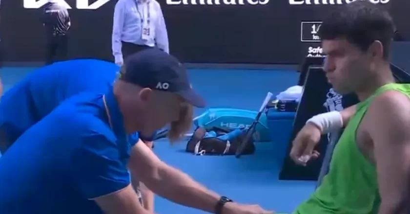 Alcaraz, paura agli Australian Open: infortunio improvviso e tensione con Zverev in semifinale