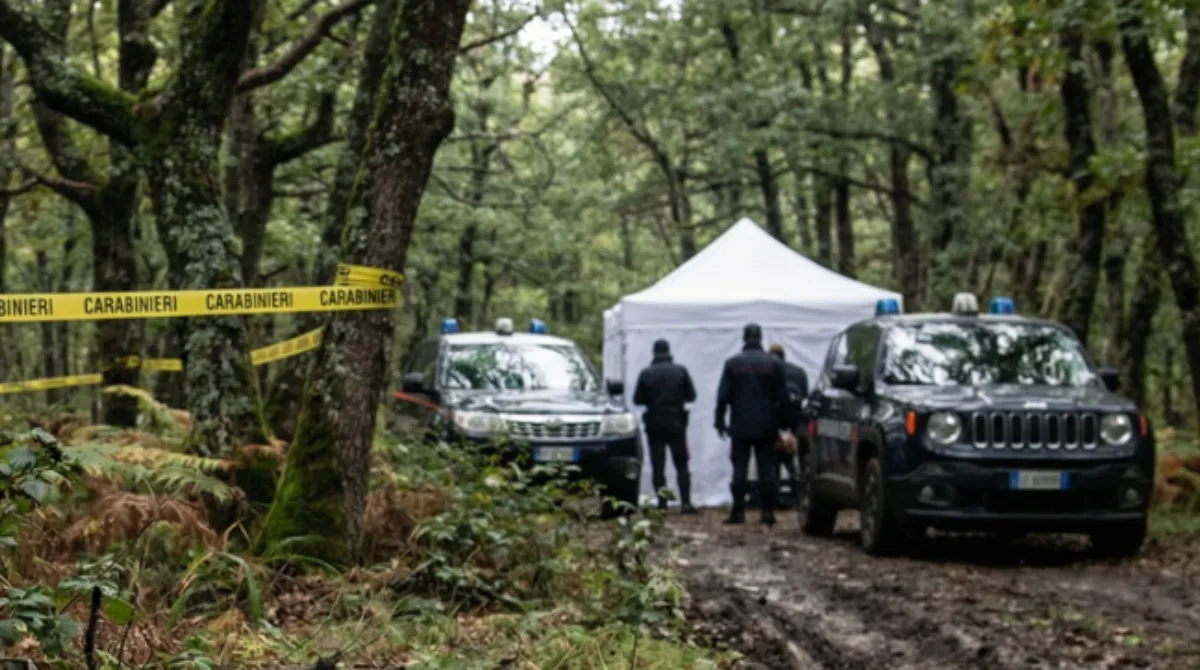 Tre cacciatori trovati morti nei boschi dei Nebrodi: indagini in corso Un silenzio irreale, interrotto solo dal rumore del vento tra gli alberi dei Nebrodi. È in questo scenario che, nel tardo pomeriggio di mercoledì 28 gennaio, sono stati ritrovati i corpi senza vita di tre cacciatori in una zona boschiva del territorio di Montagnareale, in provincia di Messina. Una scoperta drammatica che ha scosso profondamente la comunità locale e aperto un’indagine complessa per ricostruire cosa sia realmente accaduto durante quella che doveva essere una normale giornata di caccia. Chi sono le vittime Le vittime sono Davis Pino, 25 anni, Giuseppe Pino, 43 anni, entrambi residenti a Barcellona Pozzo di Gotto, e Antonio Gatani, 83 anni, residente a Librizzi. Tutti e tre erano usciti di casa nelle prime ore del mattino per una battuta di caccia nei boschi dei Nebrodi. Secondo quanto emerso finora, si trattava di persone conosciute in zona, senza precedenti penali e accomunate dalla passione per la caccia. Il ritrovamento nel bosco I corpi sono stati rinvenuti in un’area impervia e ricca di vegetazione, abitualmente frequentata da cacciatori. A dare l’allarme sarebbe stato un conoscente, preoccupato per il mancato rientro di uno dei tre uomini. All’arrivo dei carabinieri e del magistrato della Procura di Patti, la scena è apparsa subito grave: i tre indossavano ancora l’abbigliamento da caccia e presentavano ferite compatibili con colpi di arma da fuoco. Le prime ipotesi investigative Tre cacciatori sono stati trovati senza vita in un bosco dei Nebrodi, nel Messinese. Ferite da arma da fuoco e indagini in corso: i dettagli. Non si esclude nemmeno l’ipotesi di un duplice omicidio seguito dal suicidio, scenario che dovrà essere confermato o smentito dagli accertamenti balistici. Resta aperta anche la possibilità del coinvolgimento di una quarta persona, anche se al momento non ci sono riscontri ufficiali in tal senso. Indagini e autopsie La zona del ritrovamento è stata immediatamente posta sotto sequestro. Nella notte sono proseguiti gli interrogatori di familiari, amici e conoscenti delle vittime, nel tentativo di ricostruire eventuali tensioni pregresse o movimenti sospetti. La Procura ha disposto l’autopsia sui tre corpi: gli esami serviranno a stabilire con precisione la traiettoria dei proiettili, la distanza degli spari e l’eventuale presenza di colluttazioni. Parallelamente, la scientifica sta analizzando le armi sequestrate e i bossoli rinvenuti sul posto, per verificare se i colpi mortali siano stati esplosi dai fucili delle vittime o da un’arma diversa. Il dolore dei Nebrodi Nei comuni di Montagnareale, Patti, Barcellona Pozzo di Gotto e Librizzi domina lo sgomento. Nessuno riesce a spiegarsi come una giornata trascorsa nei boschi possa essersi trasformata in una tragedia di questa portata. La comunità resta ora in attesa di risposte, mentre le indagini proseguono per fare piena luce su un episodio che, al momento, resta avvolto da molti interrogativi.