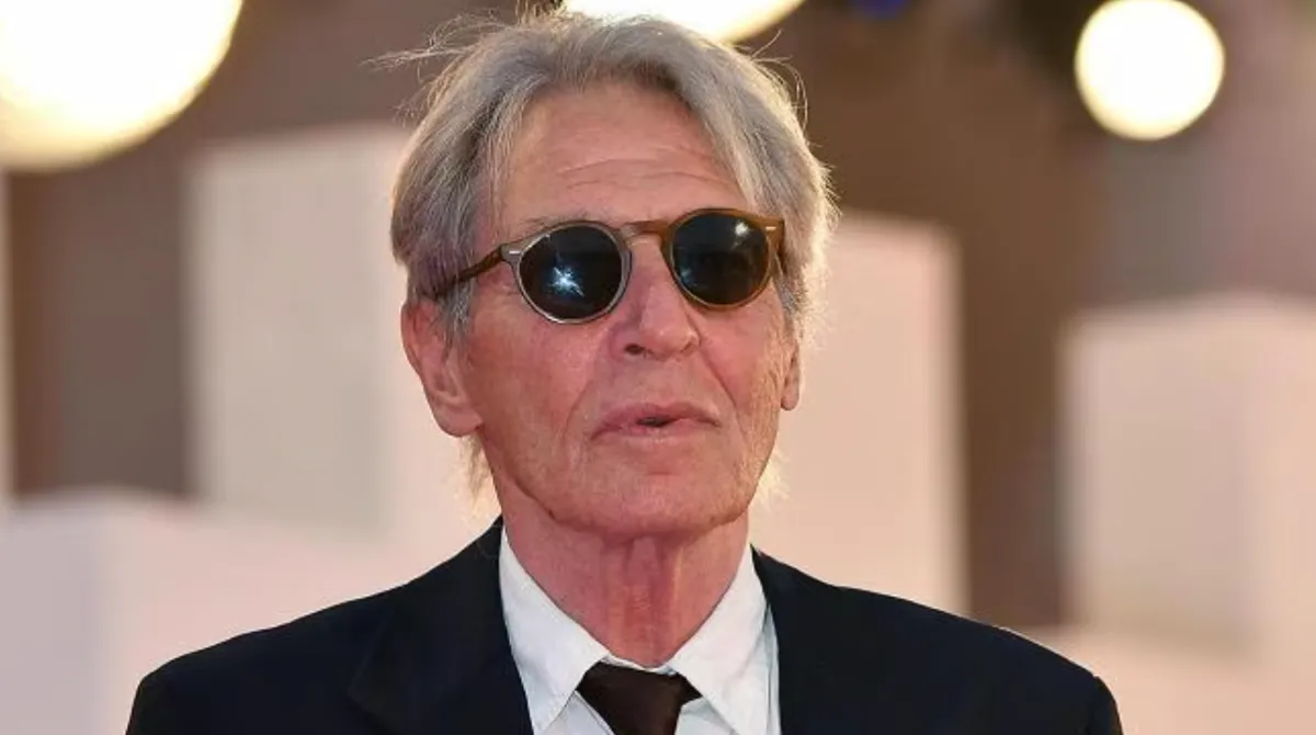 Addio a un gigante del teatro italiano 🖤 È morto Carlo Cecchi, attore e regista simbolo del teatro d’autore 🏆 Premio Gassman, cinema d’autore, palcoscenici storici