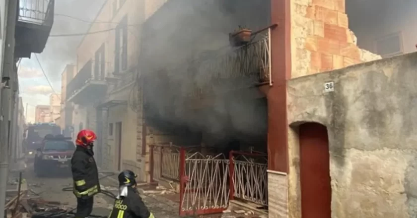 Adelfia, esplosione in una palazzina e crollo parziale: si cercano persone sotto le macerie