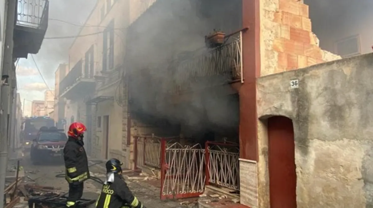 Adelfia, esplosione in una palazzina e crollo parziale: si cercano persone sotto le macerie