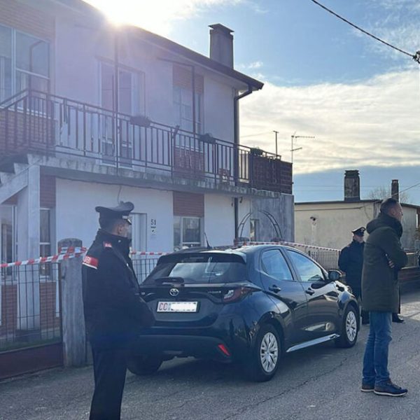Ennesimo femminicidio, uccisa dal marito con un’accetta: in casa la scoperta choc