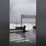 Terrore in Italia, sfidano il ciclone Harry per un selfie e vengono travolti dalle onde. Immagini spaventose