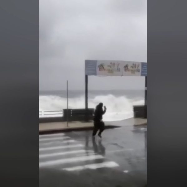 Terrore in Italia, sfidano il ciclone Harry per un selfie e vengono travolti dalle onde. Immagini spaventose