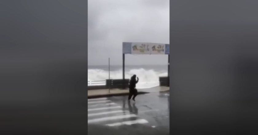Terrore in Italia, sfidano il ciclone Harry per un selfie e vengono travolti dalle onde. Immagini spaventose