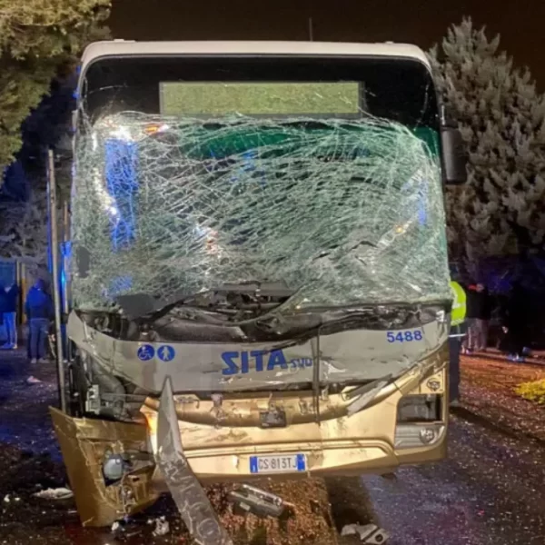 Schianto nel Barese, due fidanzati muoiono intrappolati nell’auto