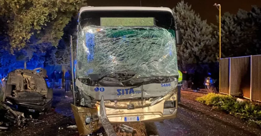 Schianto nel Barese, due fidanzati muoiono intrappolati nell’auto