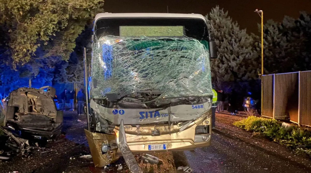 Incidente stradale nel Barese: Gianvito Novielli e Denise Buffoni muoiono intrappolati nell’auto dopo una carambola e lo scontro con un bus.