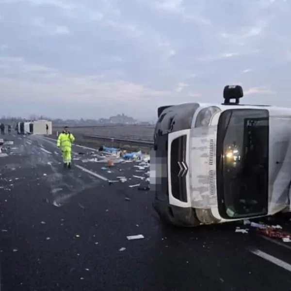 Incidente in autostrada Torino-Aosta, schianto tra due furgoni: traffico paralizzato e code chilometriche