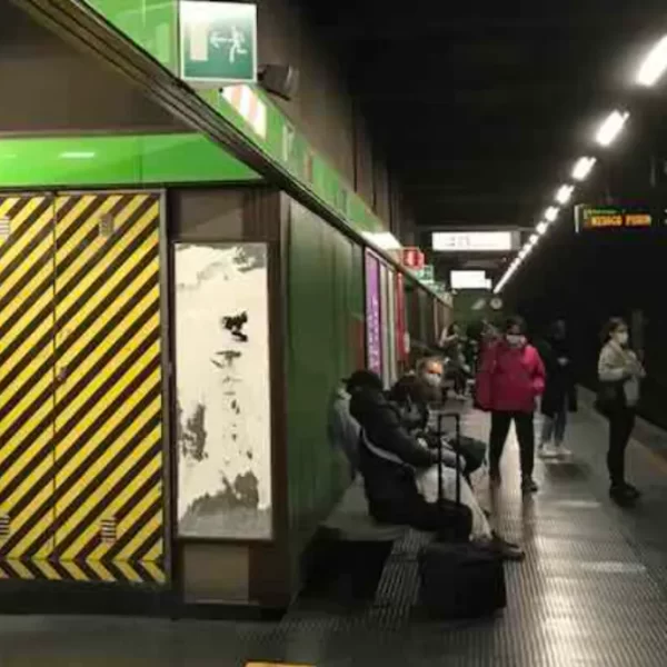 Terrore a Milano: 15enne accoltella due coetanei in metro e sale armato su un bus