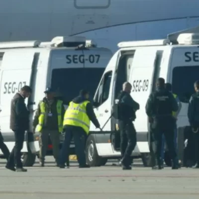 “C’è una bomba a bordo”, aereo scortato dai caccia: panico in cielo