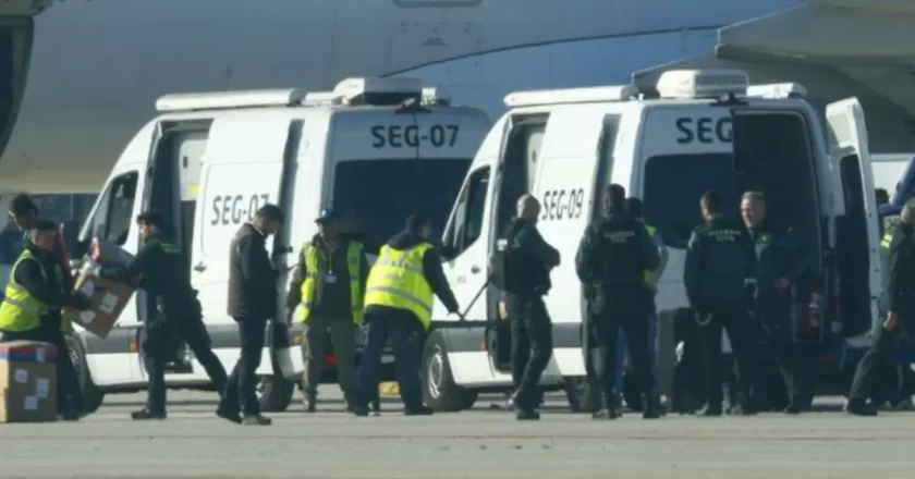 “C’è una bomba a bordo”, aereo scortato dai caccia: panico in cielo