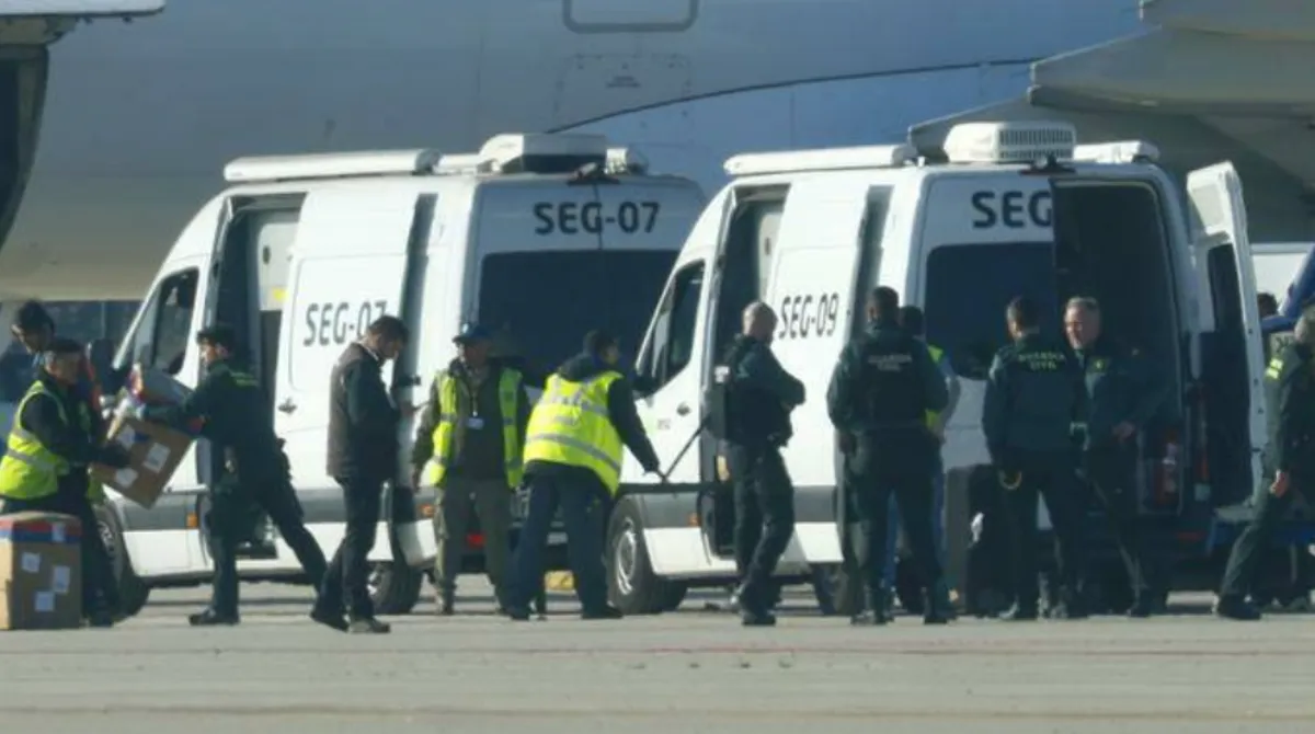 “C’è una bomba”: panico in volo, decollano i caccia militari