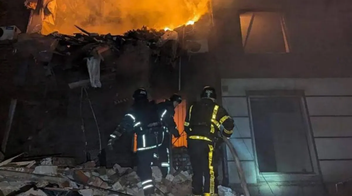 Attacco notturno su Kiev: danneggiata l’ambasciata del Qatar, droni e missili ipersonici contro l’Ucraina. Sale la tensione internazionale.