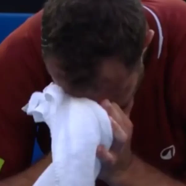 Sinner consola Gaston dopo il ritiro: fair play e applausi agli Australian Open