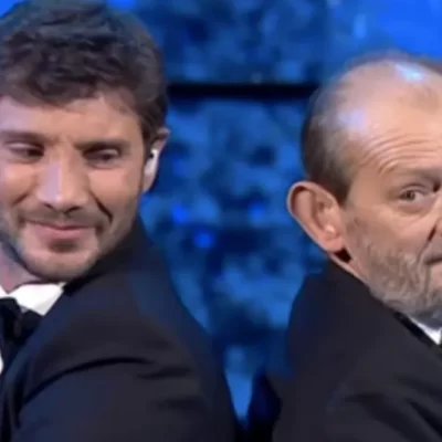 Stefano De Martino in lacrime al funerale del padre Enrico: «Ora danza in cielo»